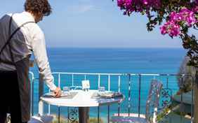 Der wunderschöne Ausblick aus dem Restaurant auf das Meer Kalabriens 